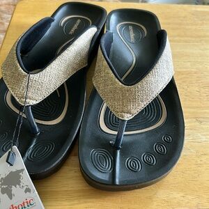 NWT Aerothotic sandals